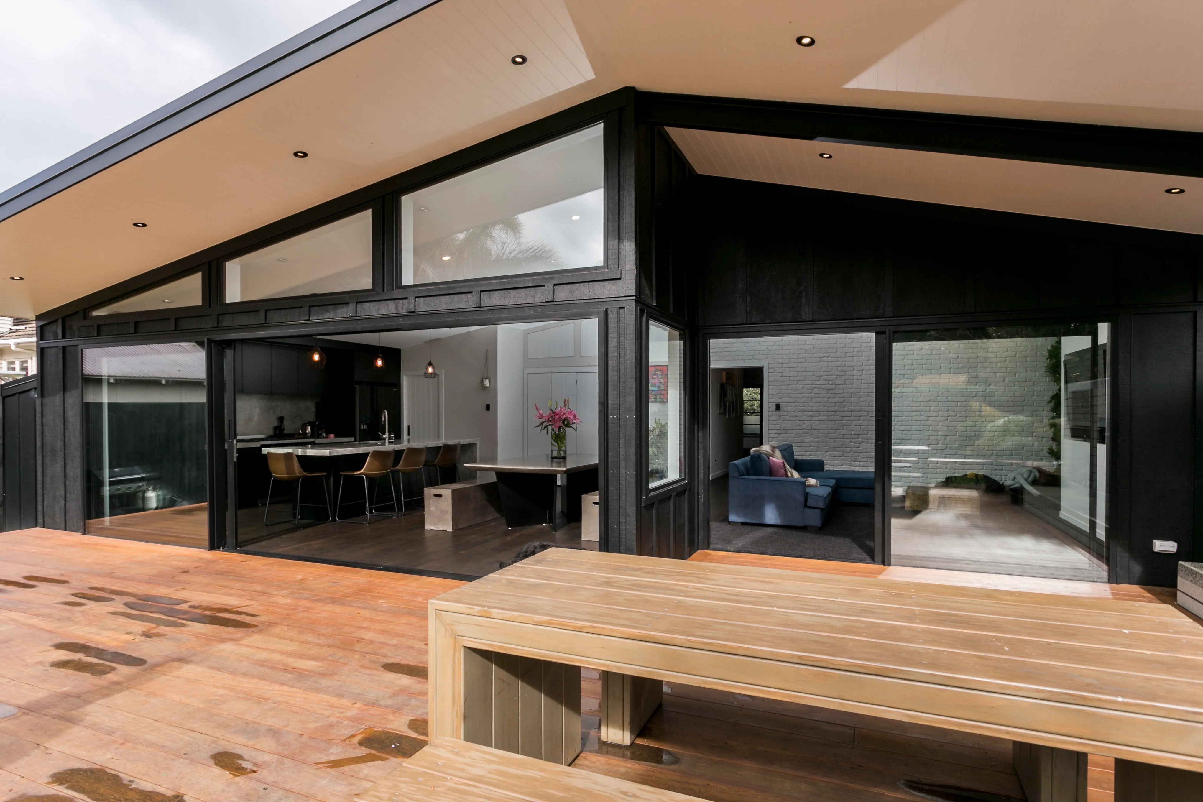 Hazelmere house – covered outdoor dining and living room opening onto the deck