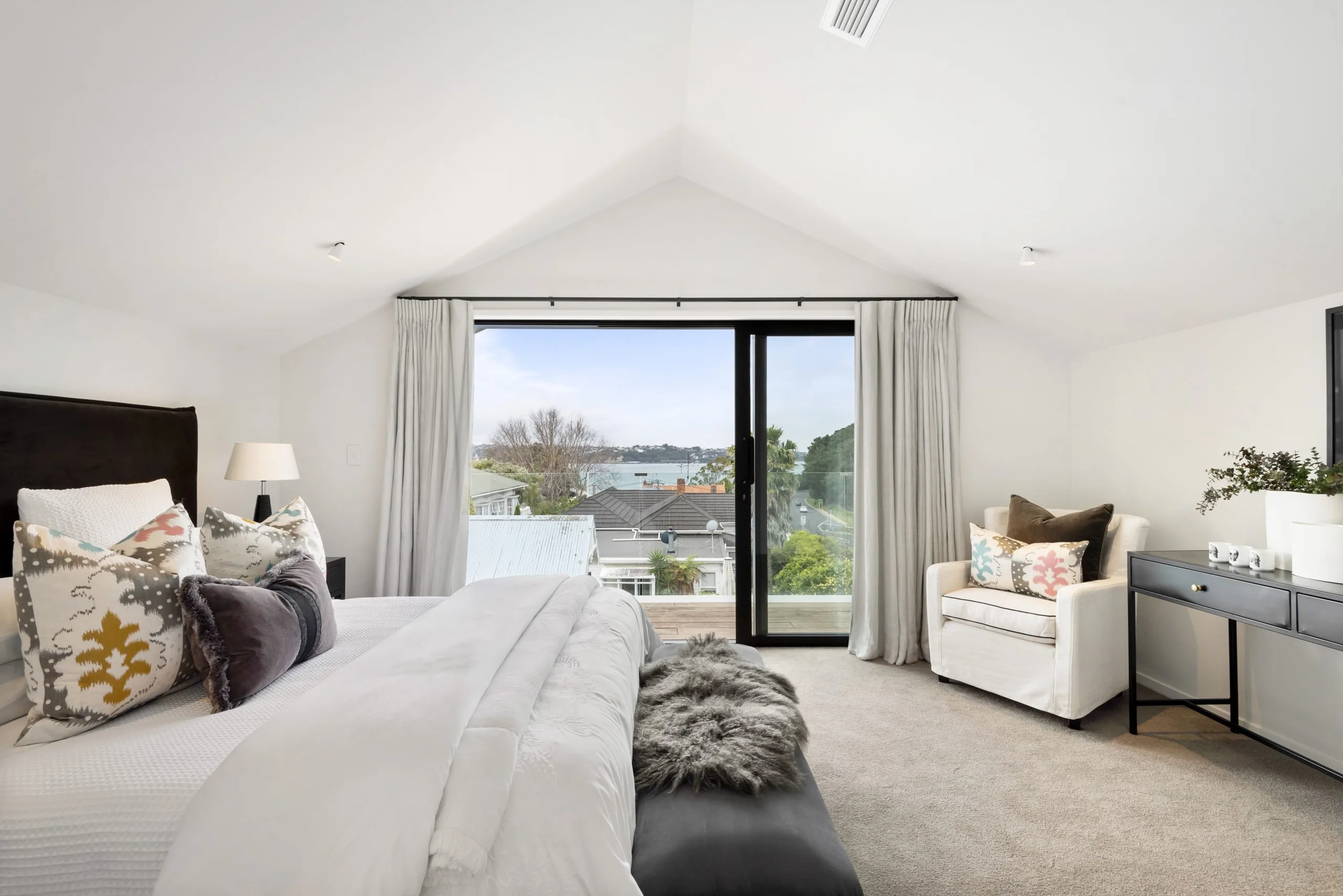 Curran – bedroom with harbour views through full-height sliding doors
