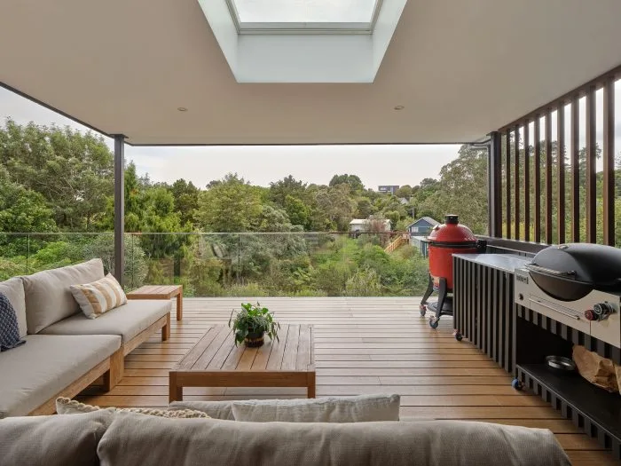 Onetangi Hills – covered deck lounge with skylight, kamado barbecue and grill station